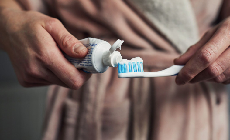 7 errores que se cometen al guardar el cepillo de dientes y afectan a tu salud dental