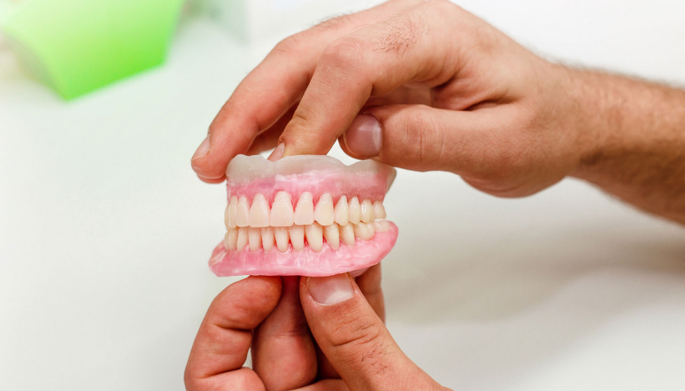 Un estudio relaciona una mala higiene de la dentadura postiza con un mayor riesgo de neumonía