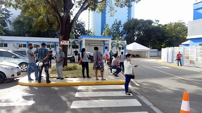 Familiares de pacientes covid 19 del moscoso puello quieren saber sobre la evolucion de estos