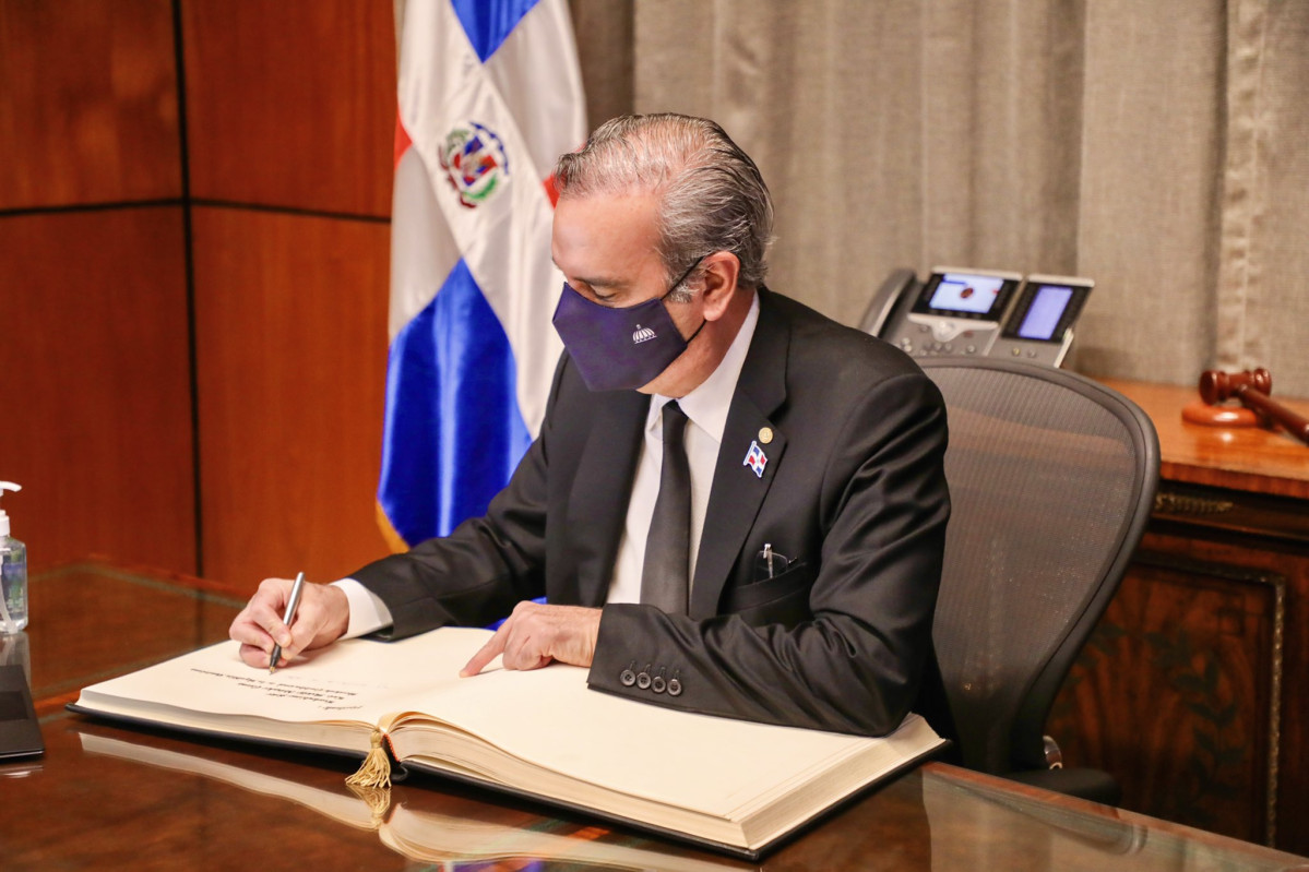Abinader firma