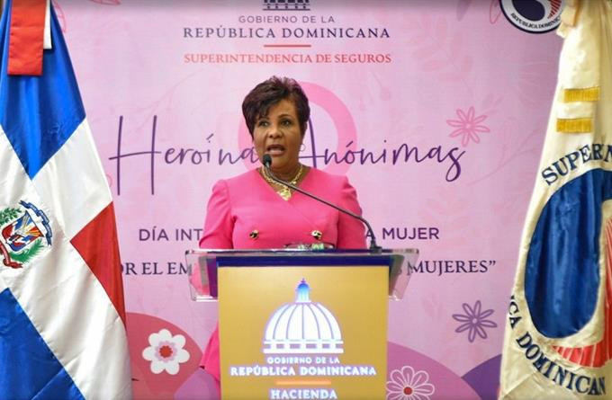 Josefa castillo dice ha aumentado la nomina de la superintendencia de 22 a 26 millones