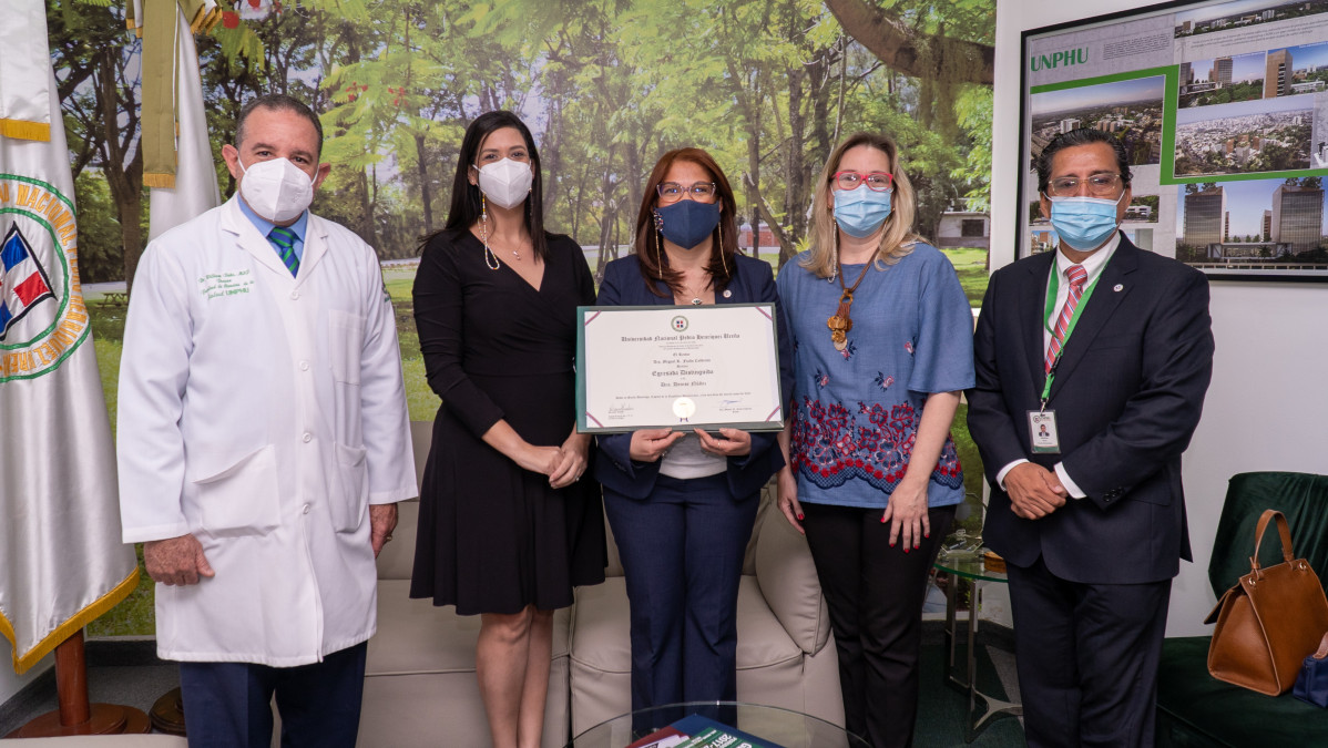 El Dr. William Duke, Lcda. Laura Veloz, Dra. Denise Nu00fau00f1ez, Dra. Claudia Scharf y el Lic. Aldo Erazo