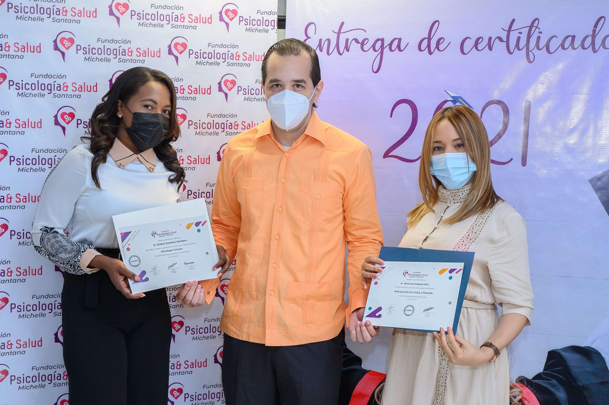 DSC 0758.  Michel Duval entrega los certificados a Juana Soriano y Danneris Delgado Ruiz.