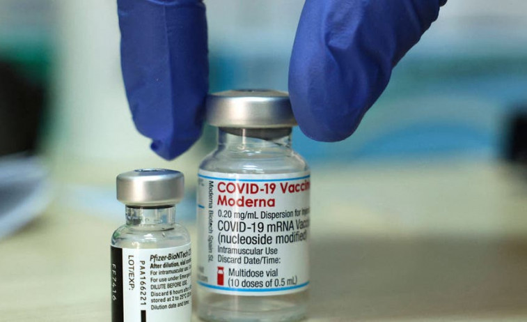 La vacuna de Moderna es más efectiva que la de Pfizer para prevenir contagios y hospitalizaciones