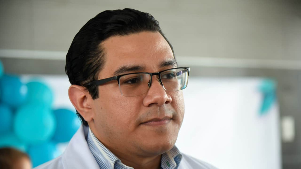 Un hombre con lentes y corbata 5be19a47