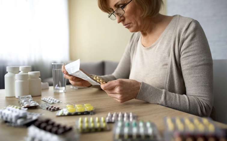 ¿Qué medicamentos no se deben tomar con ibuprofeno?