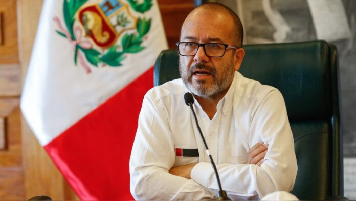 Congreso de Perú inhabilita por 10 años a exministro de Salud por su gestión de la covid-19