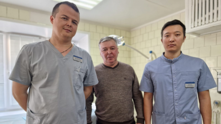 Hazaña médica al realizar una cirugía mandibular única a un paciente que llevaba décadas sufriendo
