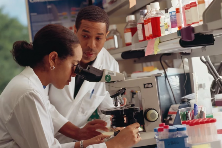 Innovación en cirugía oncológica mejora tratamientos de cáncer de cabeza y cuello