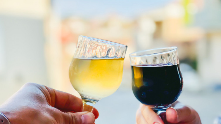 ¿Qué pasa si bebes un jarro de cerveza o copa de vino cada día?