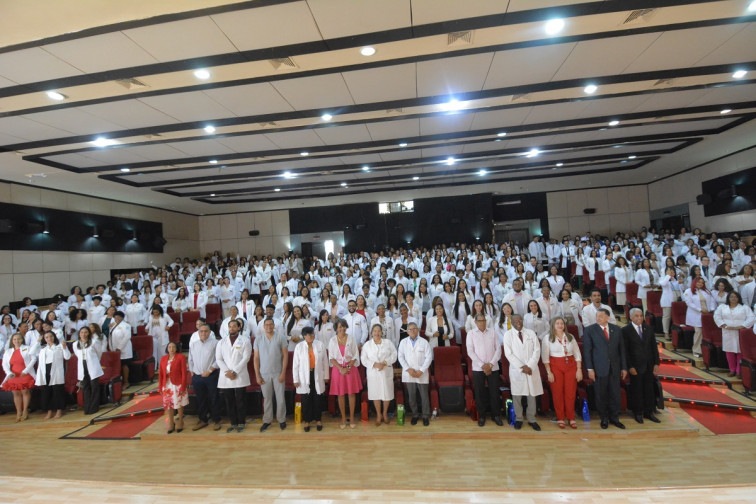 FCS UASD realiza ceremonia de imposición de batas blancas a 580 estudiantes de medicina