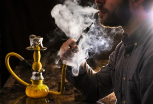 Doctora advierte que un solo sorbo de una hookah equivale a 20 cigarrillos juntos en la boca