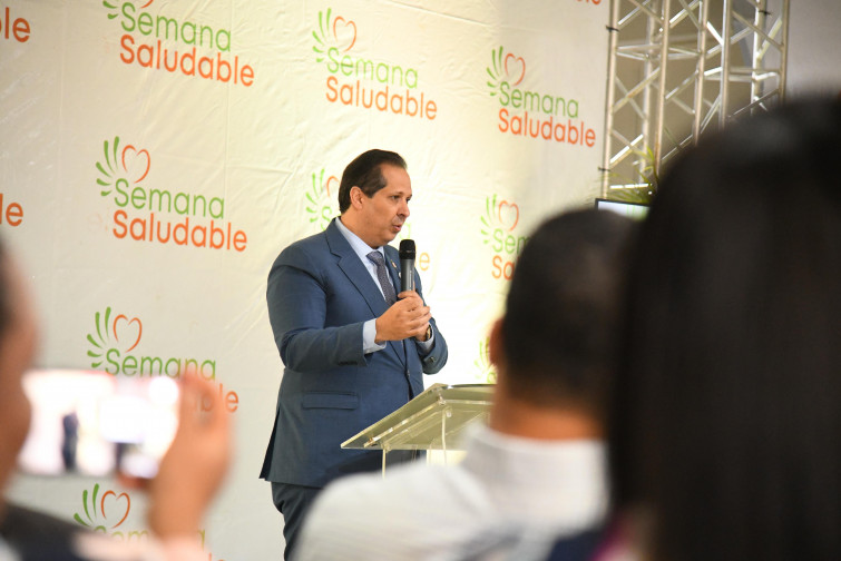 Entregan reconocimiento al ministro de Salud por trayectoria profesional y labor en favor de la salud