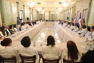 Presidente Luis Abinader reconoce a médicos forenses por histórica labor en tragedia del Jet Set