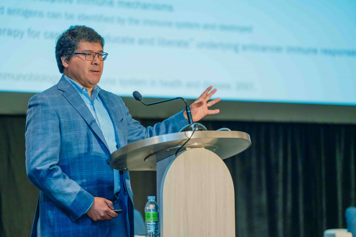 Dr. Julio Chu00e1vez, Oncu00f3logo Hematolu00f3gico de Moffitt Cancer Center