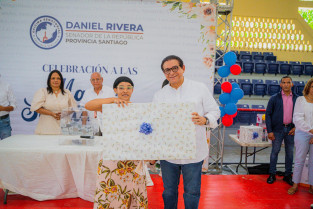 Senador Daniel Rivera celebra el “Día de las Madres”