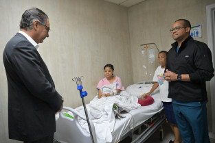 Director de SeNaSa visita a sobreviviente de la tragedia del jet set en el hospital Salvador B. Gautier