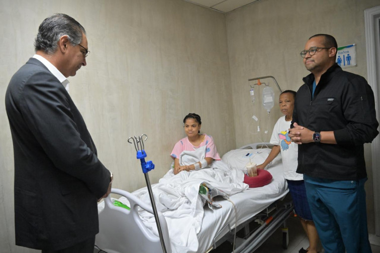 Director de SeNaSa visita a sobreviviente de la tragedia del jet set en el hospital Salvador B. Gautier
