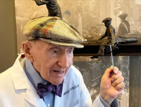 A sus 102 años, el médico más longevo del mundo da un consejo clave: trabajar más puede reducir el riesgo de demencia
