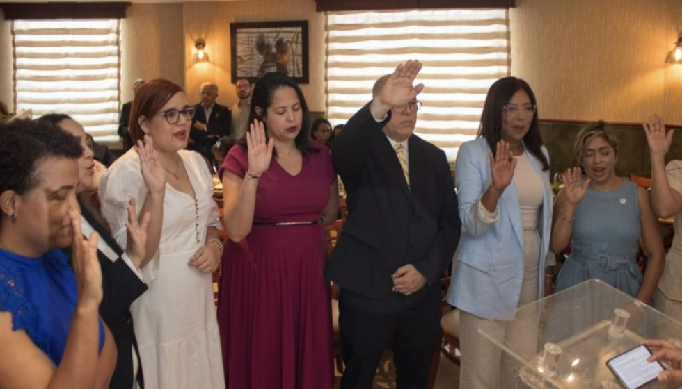 Cardiólogos pediatras juramentan a su nueva directiva 2025–2027