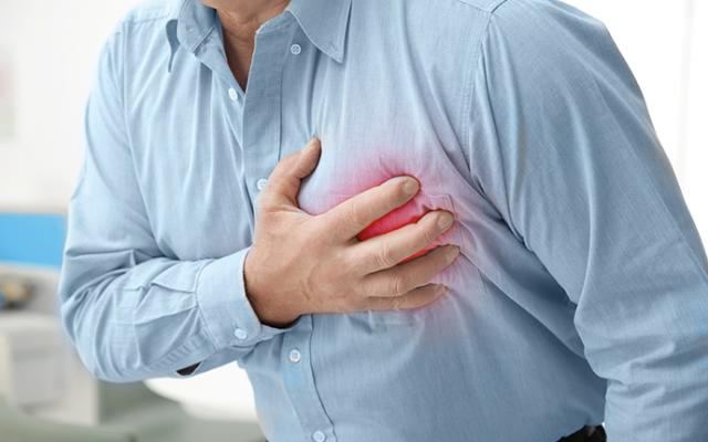 Cuando el corazón late de forma irregular, el riesgo de un derrame cerebral aumenta