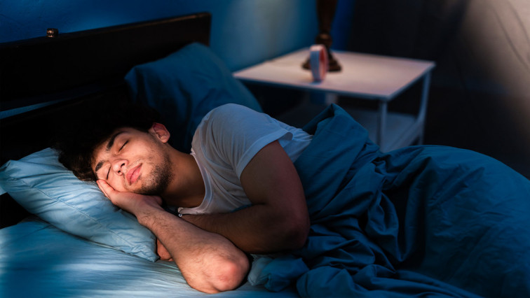 Neurólogos advierten sobre un peligroso hábito antes de dormir