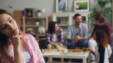 Presencias vacías, silencios que pesan: Es la soledad