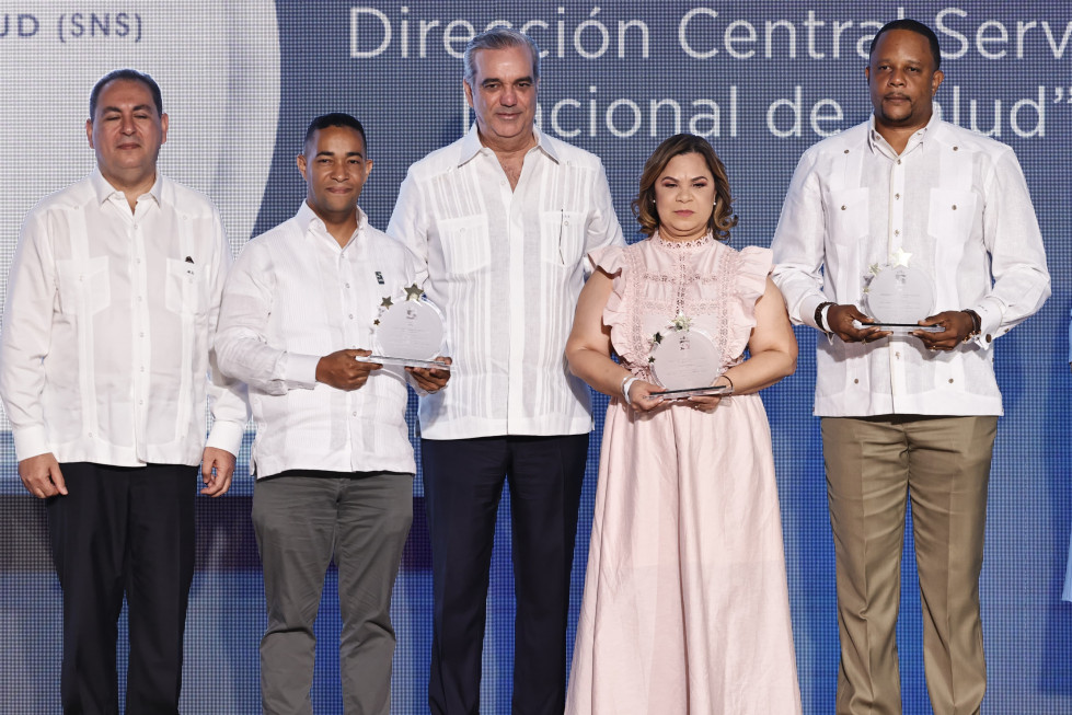 Presidente Abinader encabeza premiación Programa Desempeño SNS