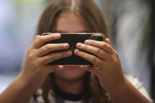 Tener un móvil antes de los 13 años perjudica la salud mental