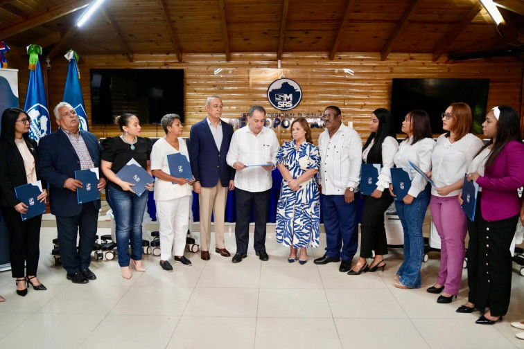 SNS entrega sonógrafos a nueve centros de salud de la región Metropolitana