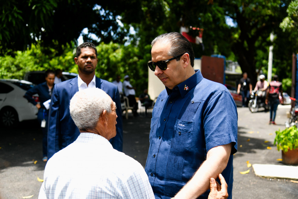 Ministro de Salud, Víctor Atallah supervisa programas de salud en San Cristóbal