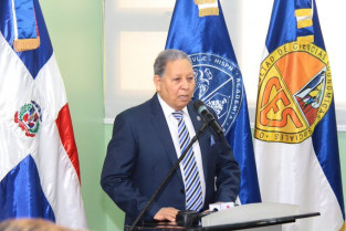 Doctor Asjana David felicita al doctor Julio Ravelo Astacio por su elección en  la Asociación de Psiquiatría