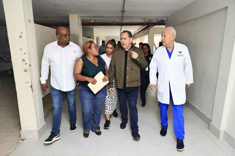 Titular SNS entrega equipos y supervisa obras hospitalarias en el Este