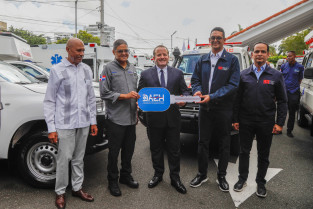 Anuncian ampliación Sistema 911en Pedernales durante entrega de 46 nuevas ambulancias a la DAEH