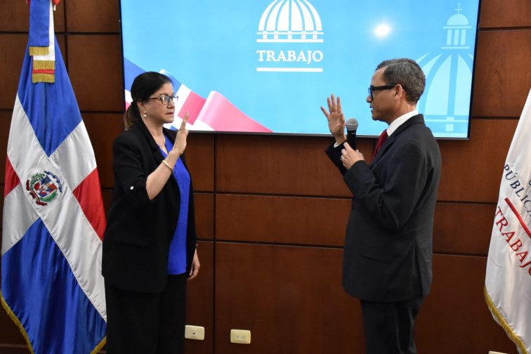 Ministro de Trabajo juramenta a Aura Celeste Fernández