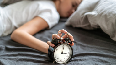 Despertar en las madrugadas no es una casualidad: por qué ocurre y cómo evitarlo