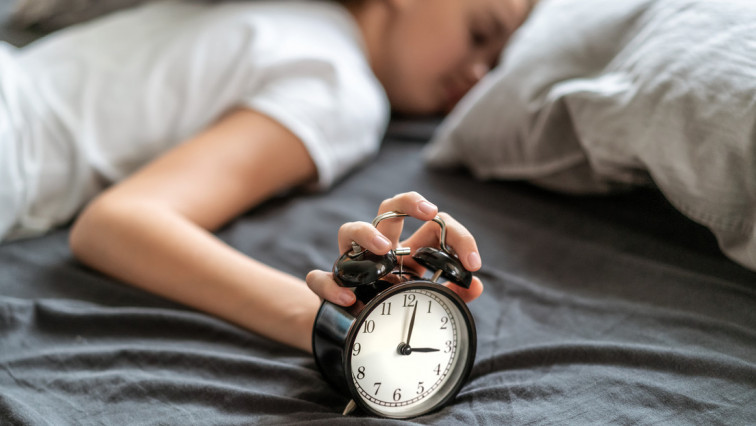 Despertar en las madrugadas no es una casualidad: por qué ocurre y cómo evitarlo