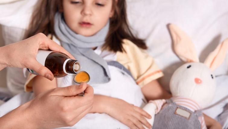 India investiga a tres farmacéuticas por la muerte de 17 niños tras consumir jarabes contaminados