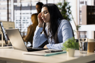 5 de cada 10 empresas en Latinoamérica y el Caribe priorizan la salud mental; pocas miden y gestionan eficazmente el agotamiento laboral