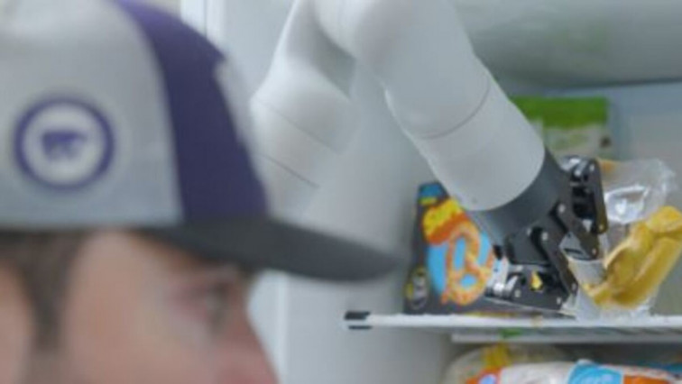 Neuralink logra que un paciente paralítico controle un brazo robótico solo con pensar