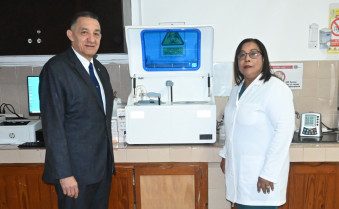 FCS UASD entrega equipos de laboratorio a Escuela de Bioanálisis