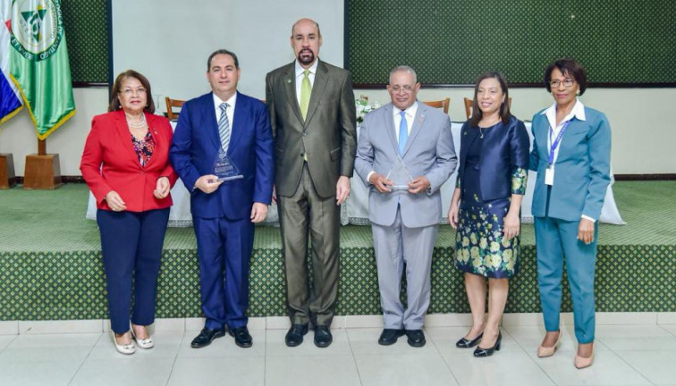 Dr. Mario Lama recibe distinción de UTESA por su aporte al fortalecimiento del sector salud