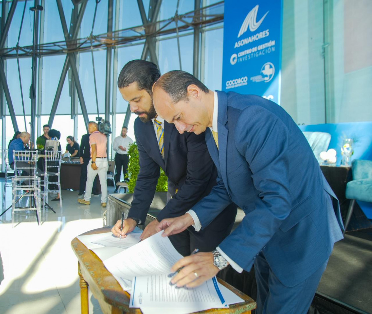 FOTO 2 Yerik Pu00e9rez, presidente de ADOTURD, y por el Dr. Alejandro Cambiaso, presidente ejecutivo de Mu00e9dico Express