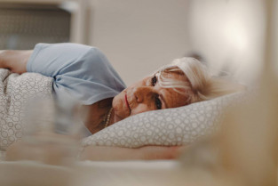 Por qué cuando nos hacemos mayores el sueño se vuelve más ligero y cómo repercute en la salud