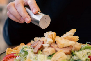 La brecha del salero: por qué hombres y mujeres mayores añaden sal a la comida por motivos distintos