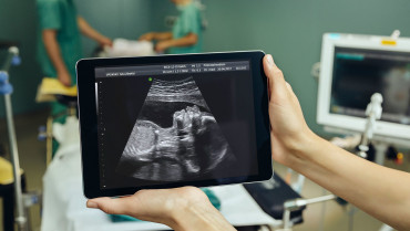 Desarrollan el primer dispositivo capaz de monitorear de forma continua los signos vitales del feto dentro del útero