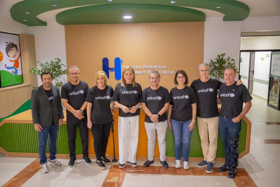 El calor de un abrazo que salva vidas: líderes empresariales y UNICEF conocen de cerca el impacto del Método Mamá Canguro en República Dominicana