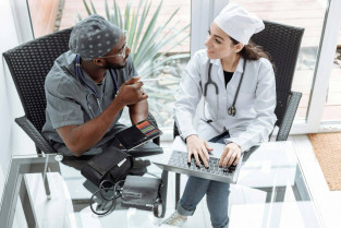 Entrenada para tratar al ‘varón blanco estándar’: IA y sesgo de género en salud