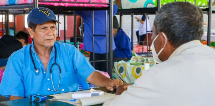 El Salvador prueba con médicos virtuales mientras crecen los despidos en el sector salud
