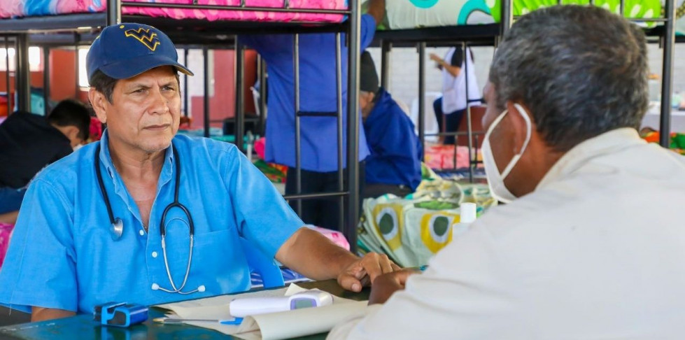 El Salvador prueba con médicos virtuales mientras crecen los despidos en el sector salud